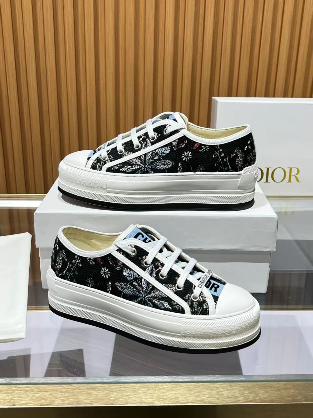 Factory direct sales p520🐘🐘Women's shoes Women's clothing 2025 Walk'n'Dior embroidered mid-top casual shoes are new. On the fashion stage, Dior embroidered shoes are the well-deserved protagonist. Delicate stitching is used on the upper, every stitch is devoted to the craftsman's efforts, and every thread is woven with artistic poetry. From complex floral patterns to smart geometric textures, embroidery is like the magic that gives shoes life, allowing them to show dynamic beauty even in static conditions.   Wearing Dior embroidered shoes feels like stepping into a dream world full of art. It is not only a pair of shoes, but also a walking piece of art that perfectly integrates fashion and culture. Whether you are strolling on the bustling city streets or attending important social occasions, Dior embroidered shoes can add unique charm to your style and become the focus of everyone's attention.   Choosing Dior embroidered shoes means choosing a persistent pursuit of quality and a unique understanding of fashion. Let it accompany you through every wonderful moment and leave your own fashion mark.  Material: Sheepskin lining, feet, silk cowhide, size 35-41, heel height 5cm